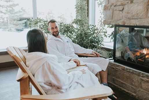 Couple se relaxant près d'un foyer dans un spa