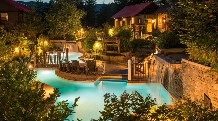 Ambiance nocturne d'un spa dans les Laurentides