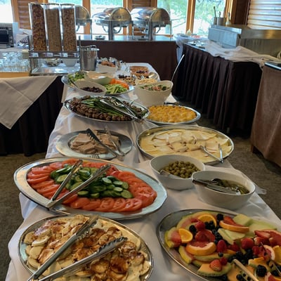Buffet du Spa Auberge du Lac Morency avec fruits frais, fromages et plats variés.
