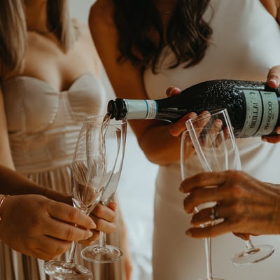 Verres de champagne lors d’une célébration à l’Eco Spa Highland Laurentides.