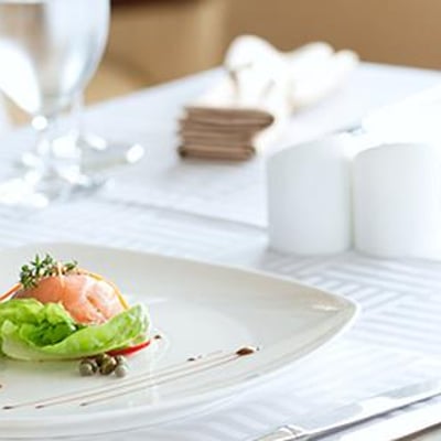Assiette gastronomique et verre de vin servis à l’Eco Spa Highland Laurentides.
