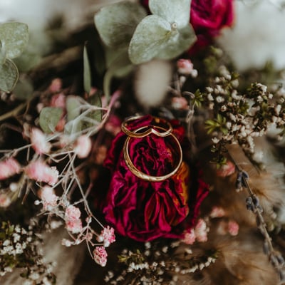 Alliances de mariage sur bouquet de fleurs séchées à l’Eco Spa Highland Laurentides.