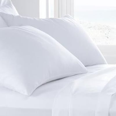 Lit douillet aux draps blancs dans une chambre à l’Eco Spa Highland Laurentides.