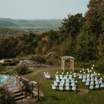 Cérémonie de mariage en plein air avec vue sur les montagnes à l’Eco Spa Highland Laurentides.