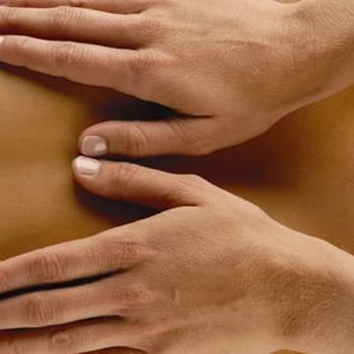 Massage relaxant sur le dos offert à l’Eco Spa Highland Laurentides.