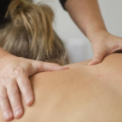 Massage thérapeutique au Spa StoneHaven Le Manoir, séance de détente pour relâcher les muscles du dos.