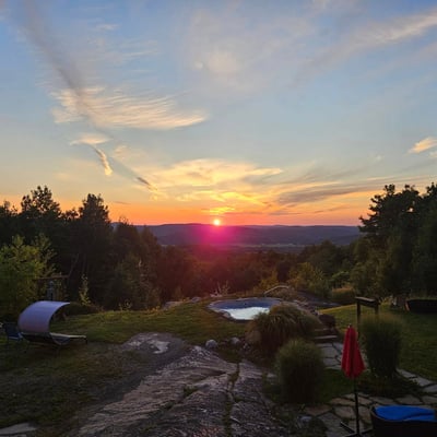 Vue du coucher du soleil sur les montagnes depuis l’Eco Spa Highland Laurentides.