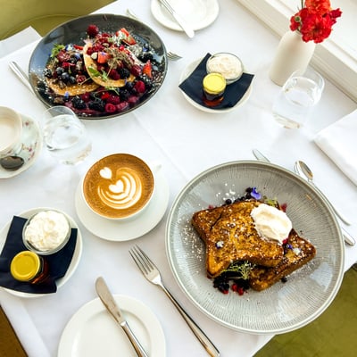 Petit-déjeuner gourmet au Spa StoneHaven Le Manoir avec gaufres aux fruits rouges, café et miel local.