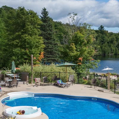 Piscine extérieure du Spa Auberge du Lac Morency surplombant le lac et la nature des Laurentides.