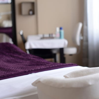 Salle de massage du Spa Auberge du Lac Morency avec table de soins et ambiance apaisante.