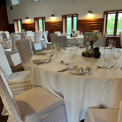 Salle de réception élégante du Spa Auberge du Lac Morency décorée pour un mariage ou un banquet.