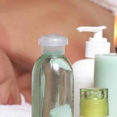 Femme détendue recevant un soin bien-être à l’Eco Spa Highland Laurentides.